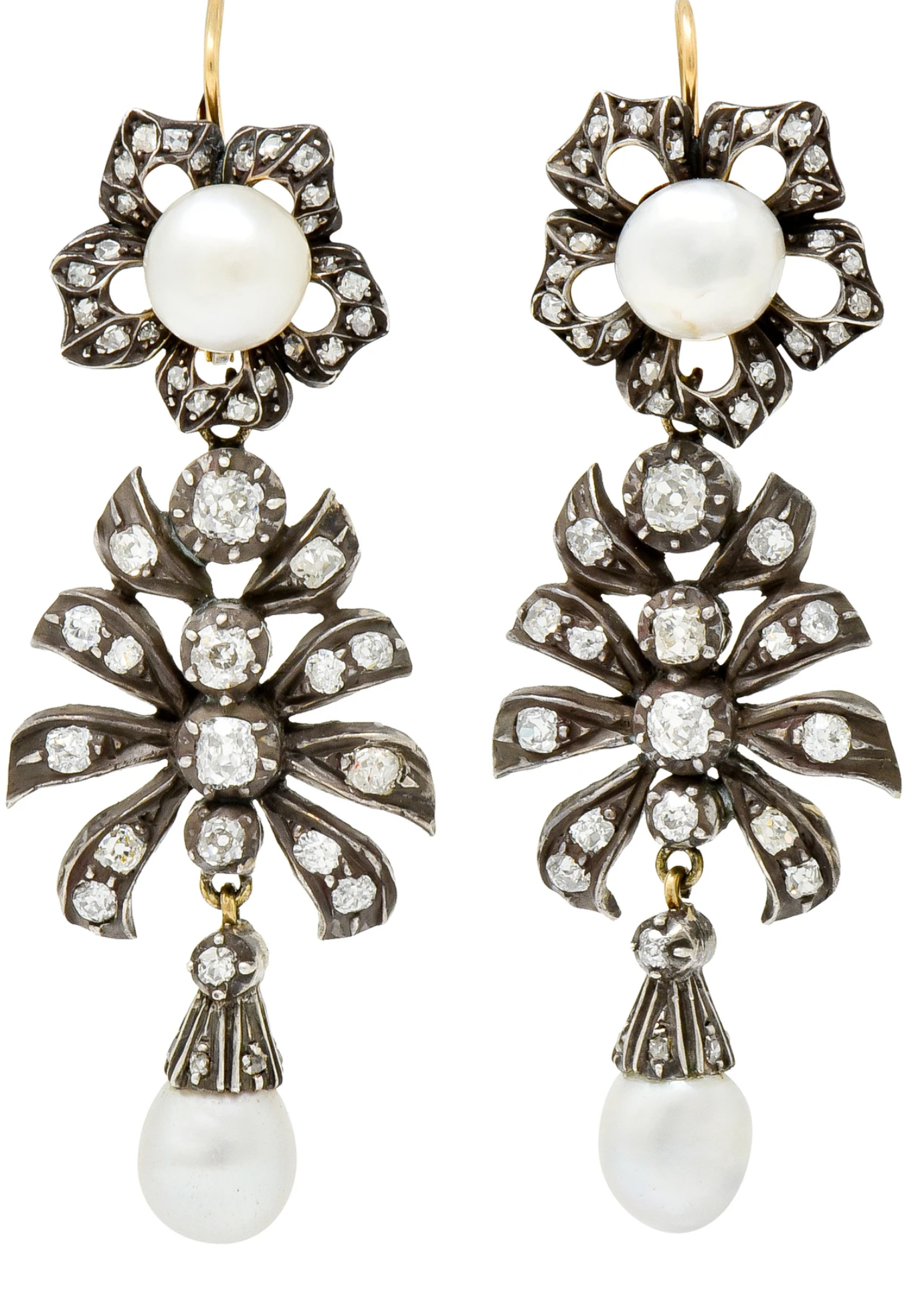 Boucles d'oreilles pendantes victoriennes argentées avec perles naturelles dorées motif floral en grappe