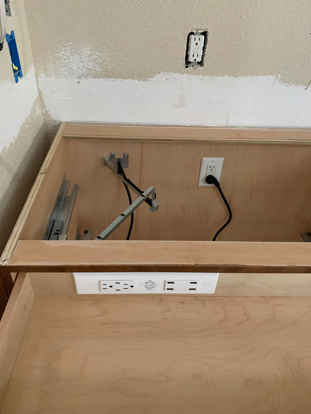 Docking Drawer Blade Duo outlet plugged into in cabinet power supply
