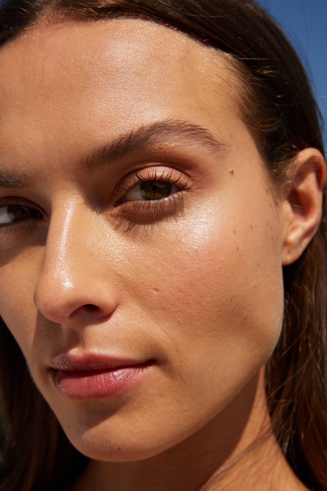 A close-up of a woman's face, accompanied by 6 eye skincare tips 