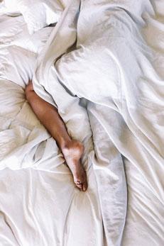 jambe de femme au lit