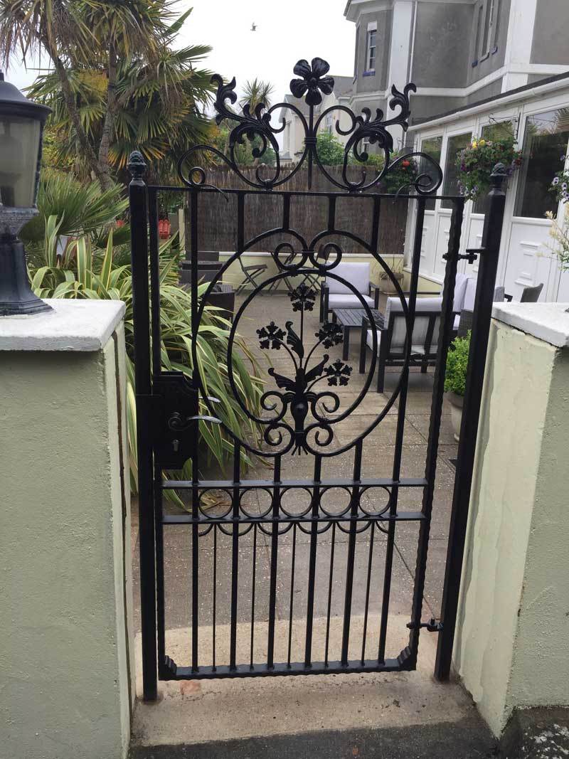 Gates Salisbury Style 1a Tall Wrought Iron Side Gate With Decorative Panel Gate Topper And Lock 4 1600x ?v=1618135350