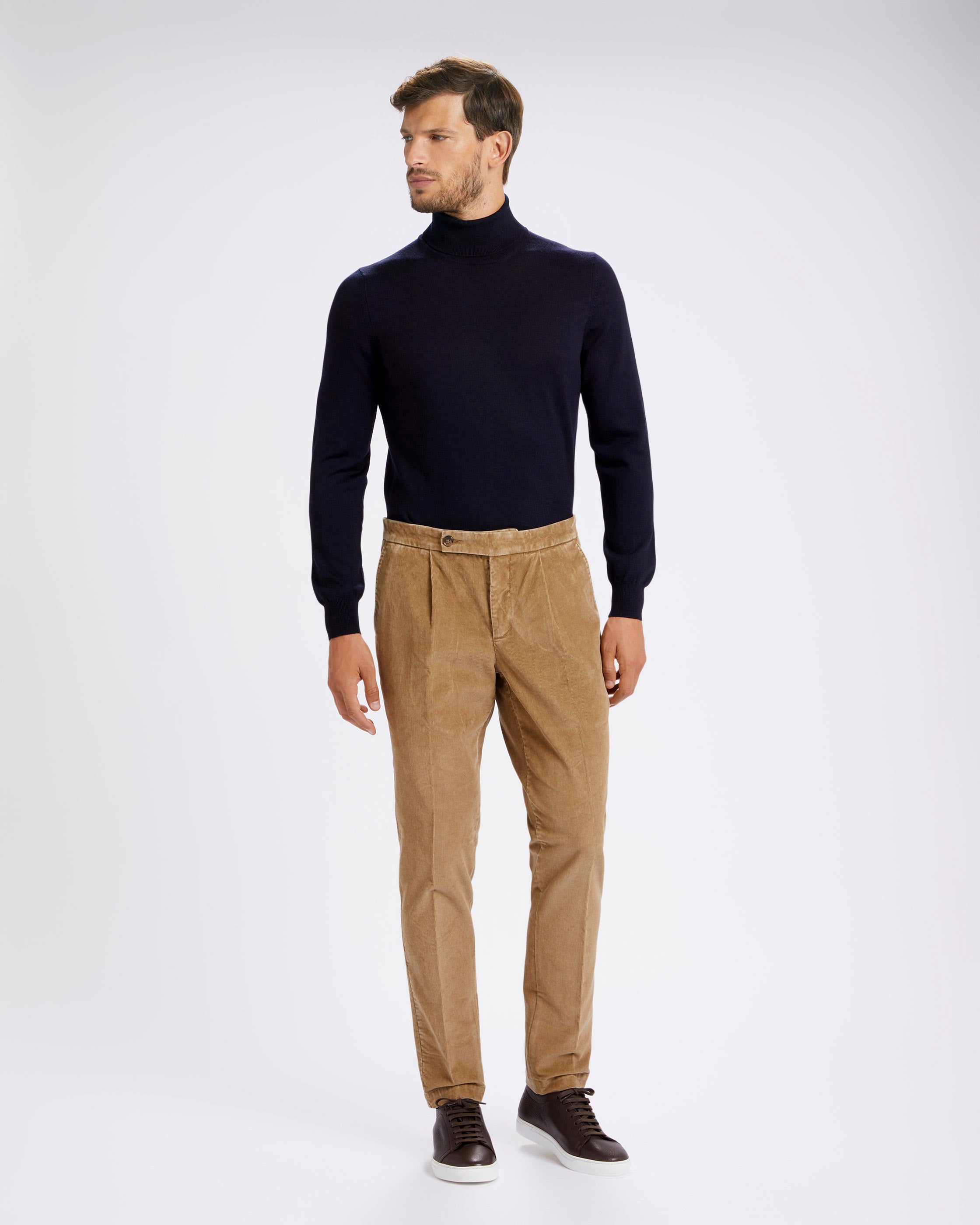 Pantalone chino con pince e vita arricciata in velluto millerighe a costa fine pesante beige marrone terra di Siena regular fit product