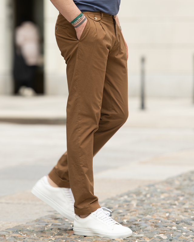 Pantalone chino con doppia pince in popeline di cotone leggero marrone terra di Siena slim fit