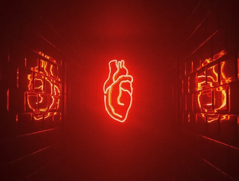 immagine artistica stilizzata di un cuore rosso su sfondo nero