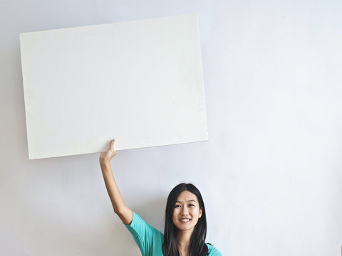 ragazza orientale con grande foglio in mano