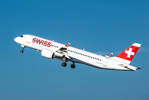 aereo svizzero con bandiera rossocrociata sulla coda e scritta "Swiss"