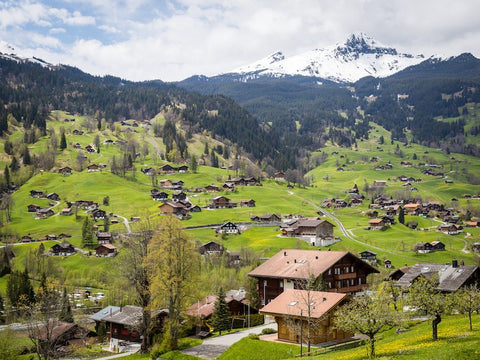 panorama svizzero alpi con villaggio e montagne innevate