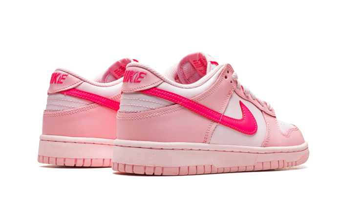 Nike Dunk Low Triple Pink (Barbie) (Rose) - Baskets chez Sarenza (669292)