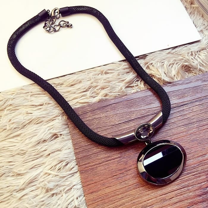 Pendant Elegant Black Beaded Necklace with Exaggerated Clavicle Chain