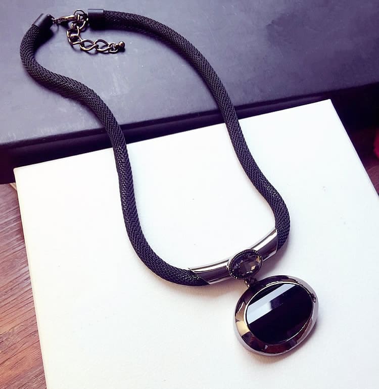 Pendant Elegant Black Beaded Necklace with Exaggerated Clavicle Chain