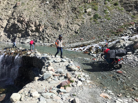 nalas, overflowing glacial streams, batal to chandratal