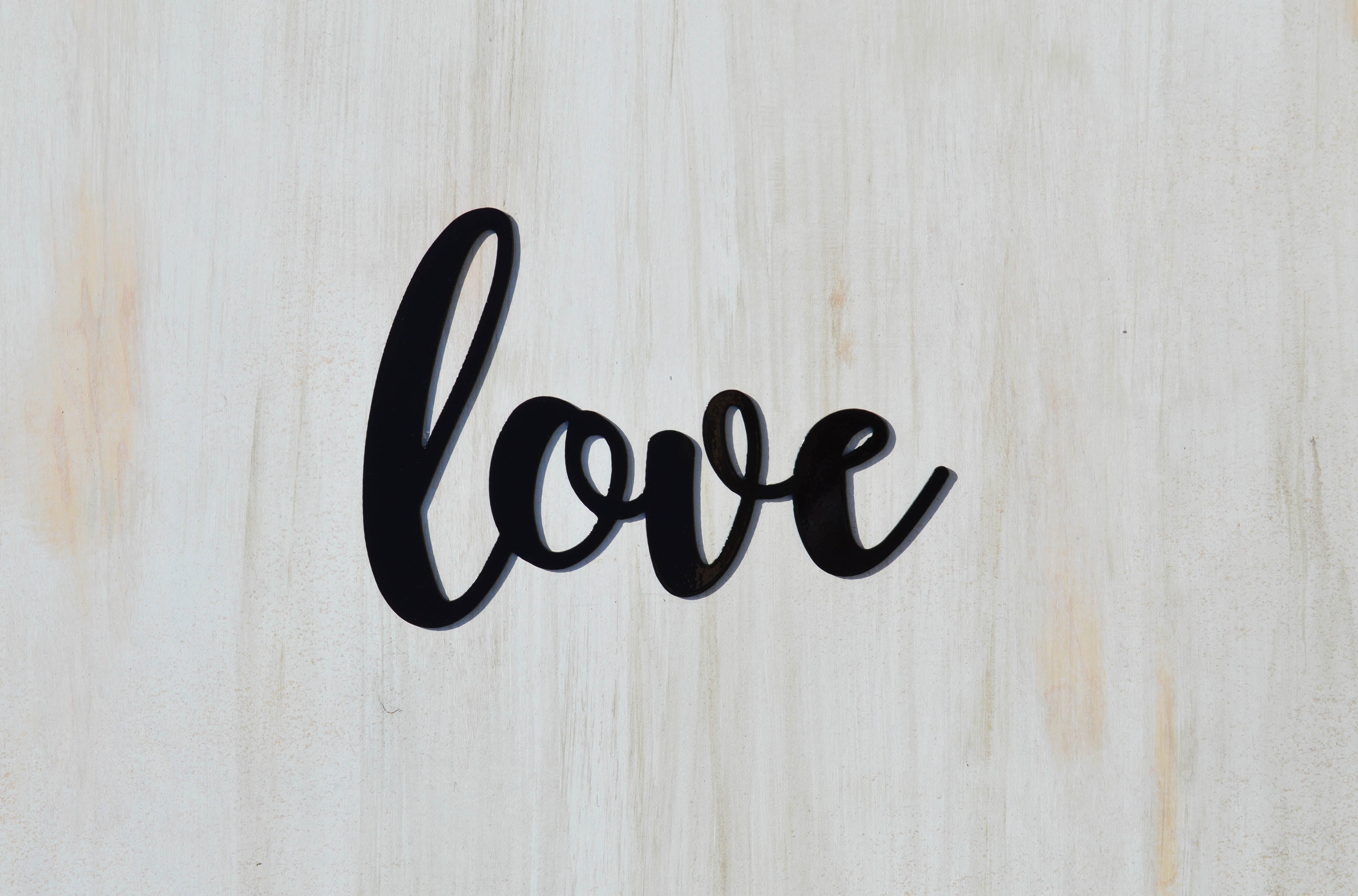Слово симпатичный. Love надпись. Красивая надпись Love. Слово Love красивым шрифтом. Любовь на английском красивым шрифтом.