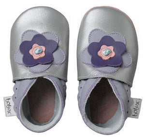 Bobux - soft sole - Silver Layered Flower https://babystuff.co.nz/products/bobux-shoes-silver-layered-flower The Bobux soft soled leather shoes that stay on! Natural leather allowing feet to breathe Soft leather uppers allowing feet to grow naturally without restrictions Flexible leather soles for healthy foot development as recommended by paediatricians Super soft natural leather's 'breathability' helps absorbs sweat in summ...