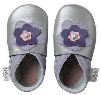 Bobux - soft sole - Silver Layered Flower https://babystuff.co.nz/products/bobux-shoes-silver-layered-flower The Bobux soft soled leather shoes that stay on! Natural leather allowing feet to breathe Soft leather uppers allowing feet to grow naturally without restrictions Flexible leather soles for healthy foot development as recommended by paediatricians Super soft natural leather's 'breathability' helps absorbs sweat in summ...