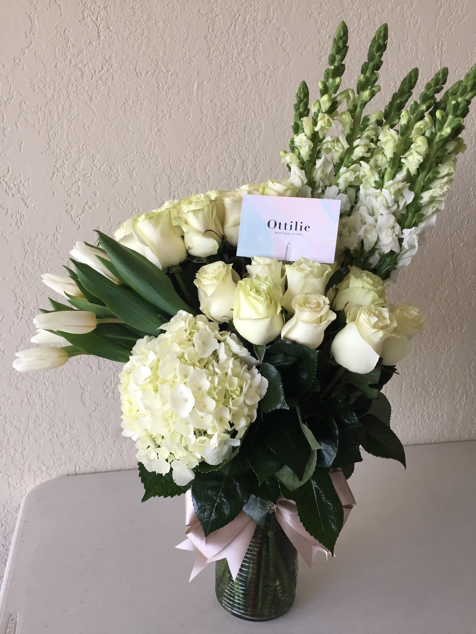 Rosas Blancas y Tulipanes – Ottilie Boutique Floral
