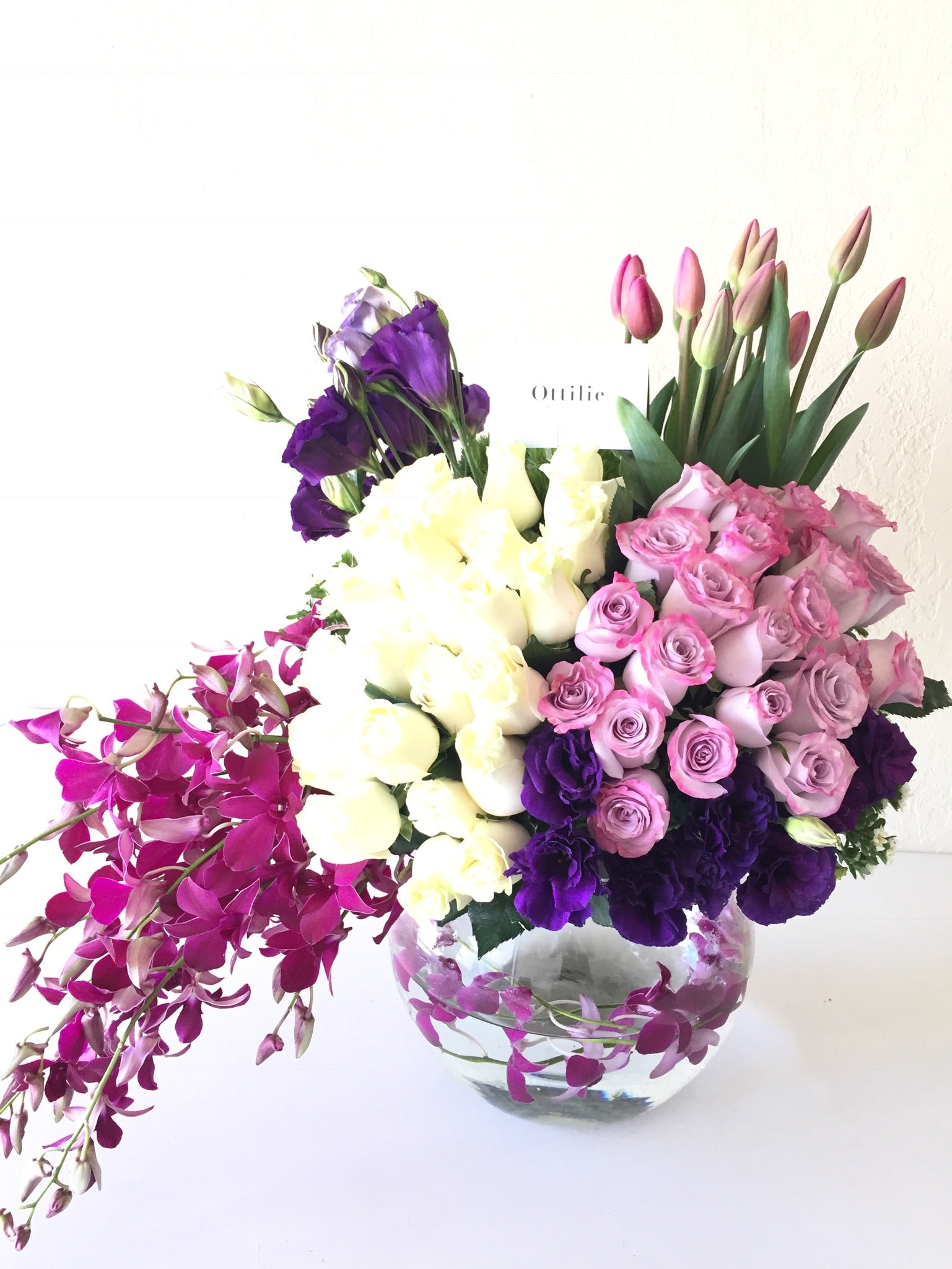 Combinado Rosas, Tulipanes y Orquídea en Pecera – Ottilie Boutique Floral