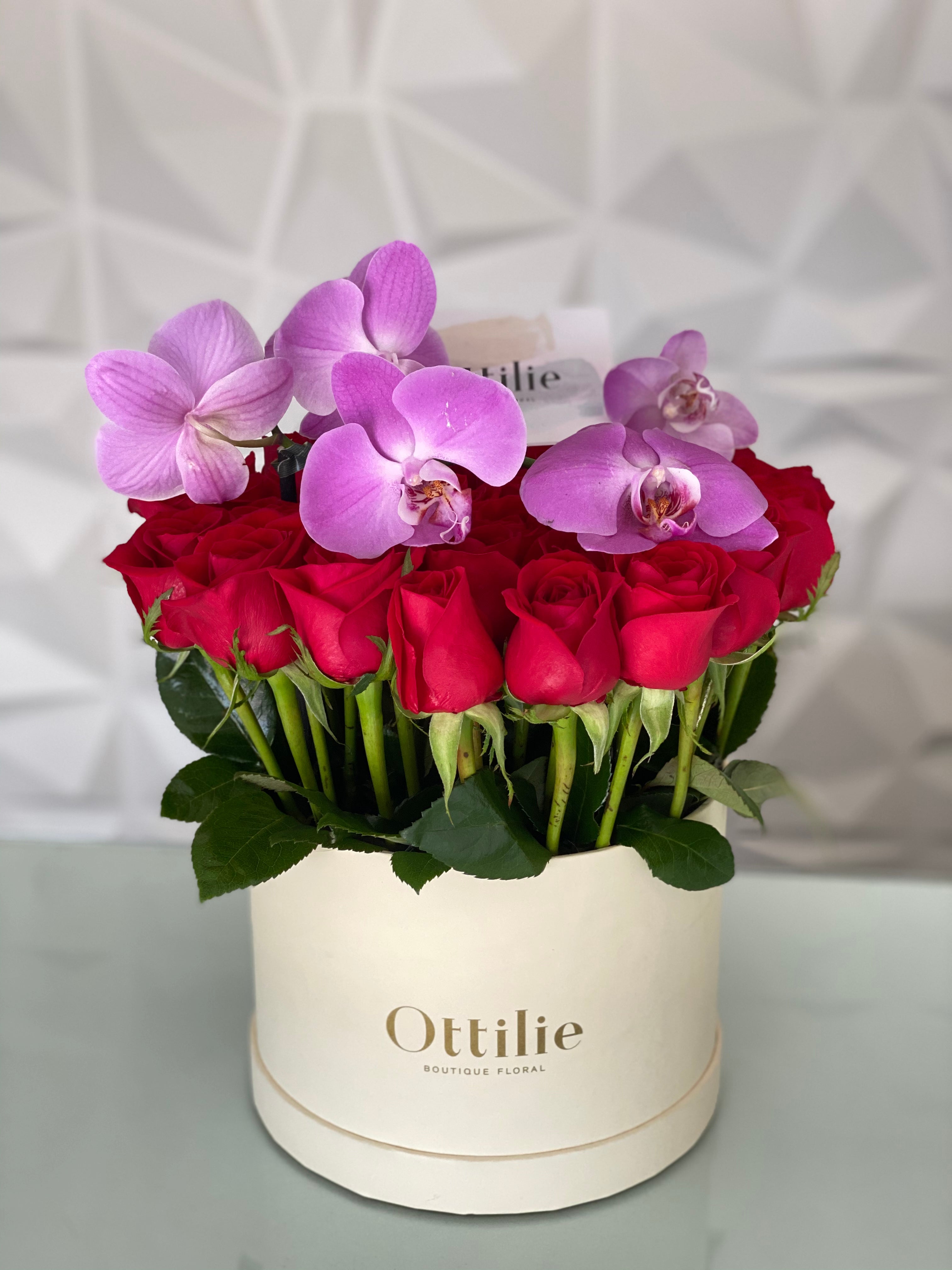 CAJA GRANDE DORADA ROSAS ROJAS – Ottilie Boutique Floral