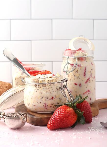 Source: https://www.mydarlingvegan.com/vegan-strawberries-cream-overnight-oats/