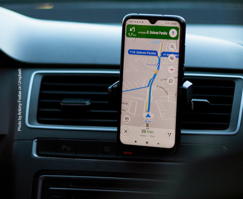 Smartphone usando Waze sobre el tablero de un auto