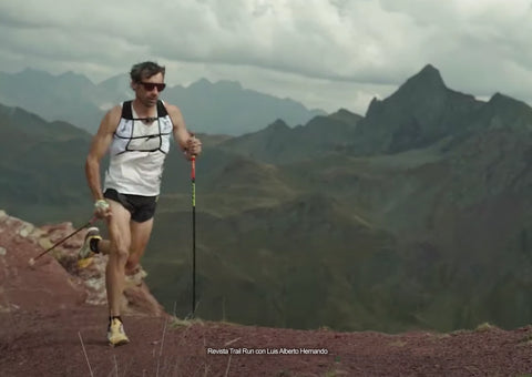 Luis Alberto Hernando haciendo trail running con un par de bastones de fibra de carbono, foto por la revista Trail Run
