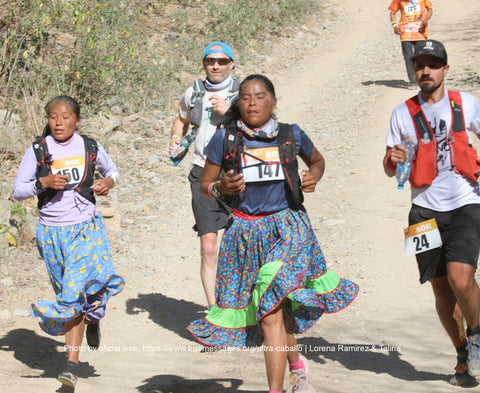 Lorena Ramírez y Talina corriendo Ultra Maratón Caballo Blanco