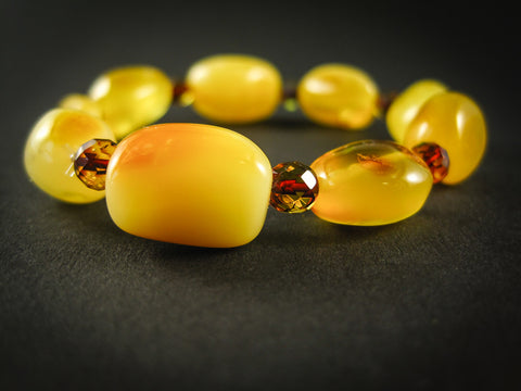 In-Which-Hand-Should-Girls-Wear-Bracelet-Baltic-Amber-bracelet-3