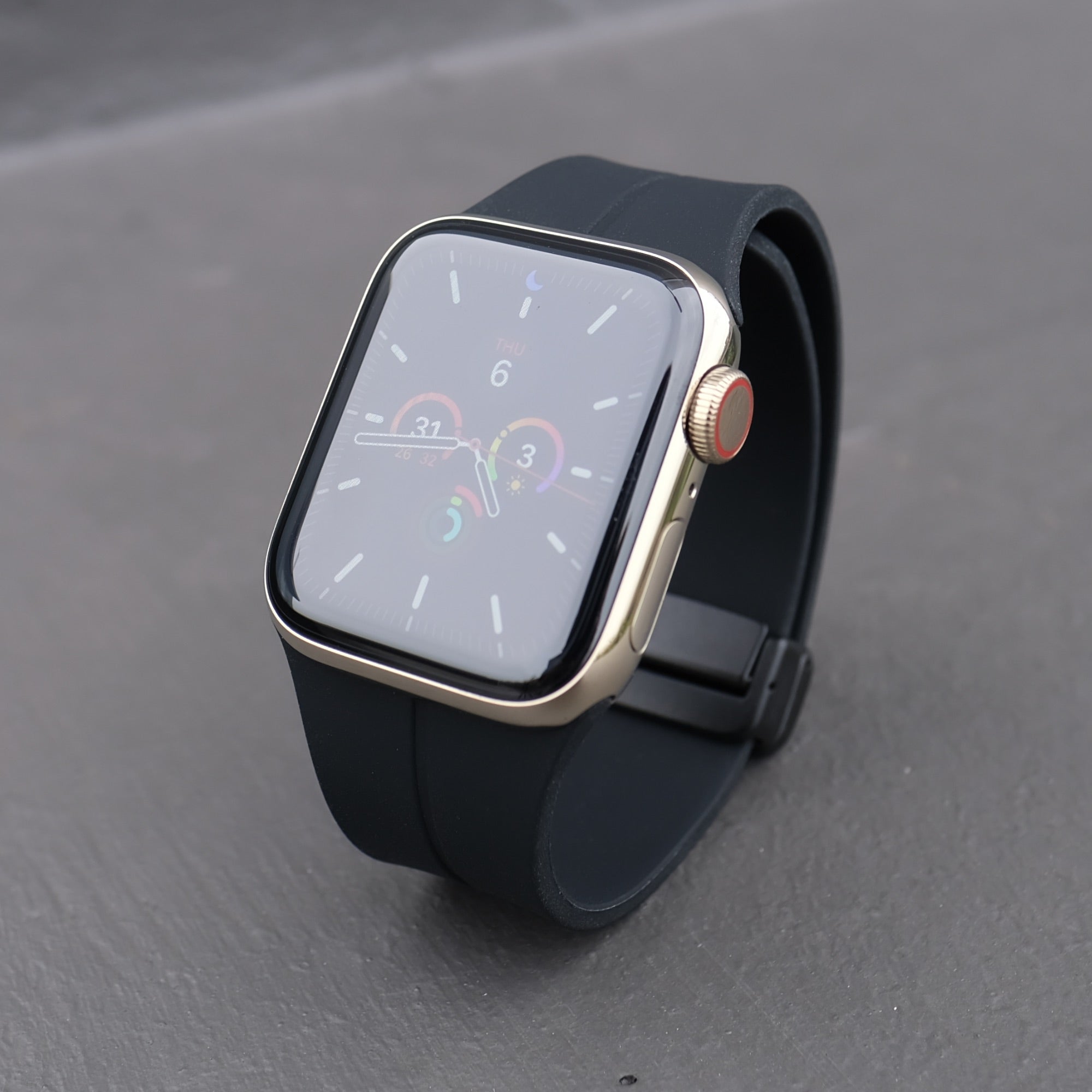 PowerBand: Apple Watch band with built-in wireless charger