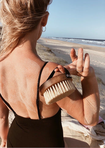 Bec at beach with Stass & Co body brush