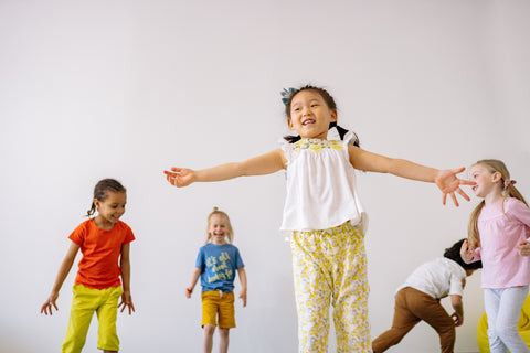 kids playing freeze dance