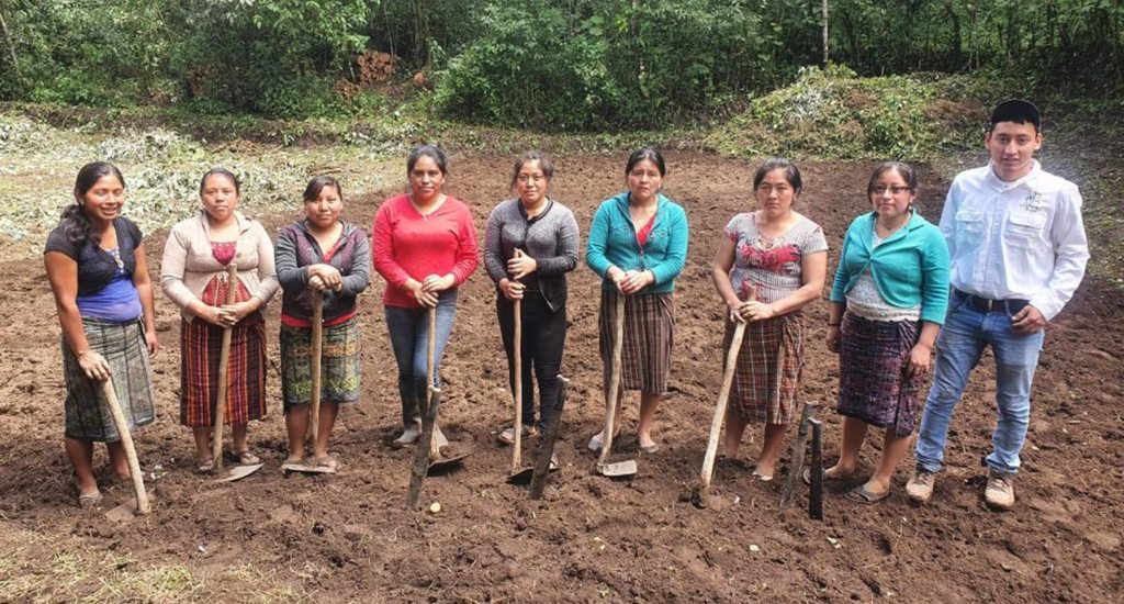 Farmers standing together in a field. Credit: Jovemcafe