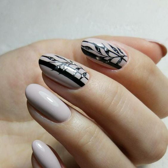 20+ Cool Tropical Leaves Nails Designs; Tropical Leaves nails; design de unhas; Геометрия Дизайн ногтей; Дизайн ногтей; Summer nails; Beach nails; Vocation nails; nail shop; nail salon; simple nails;