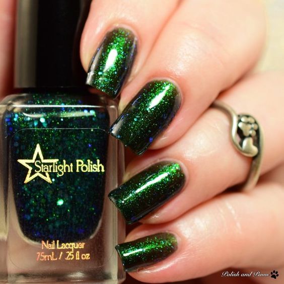 Simple Design With Green Glitter Nail; Green Nail; Green Glitter Nail;chic nail designs;easy designs for short nails; Fall nails; winter nail; Christmas Nails