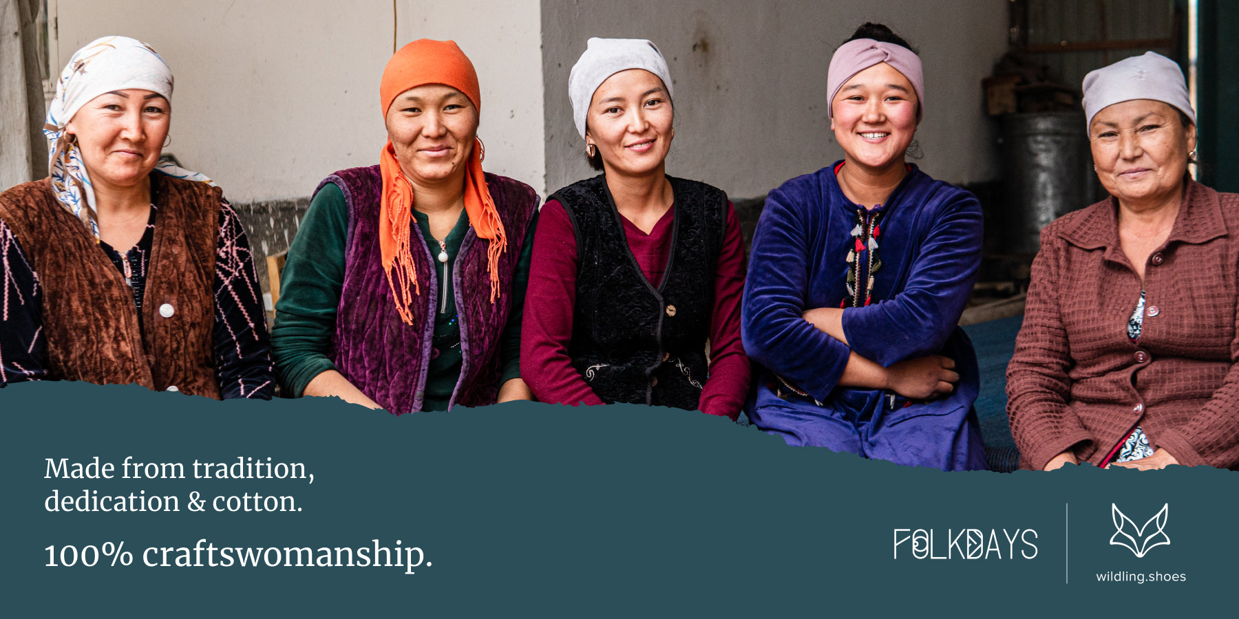 Fünf Frauen aus Kirgistan in farbenfroher praktischer Kleidung sind nebeneinander fotografiert.