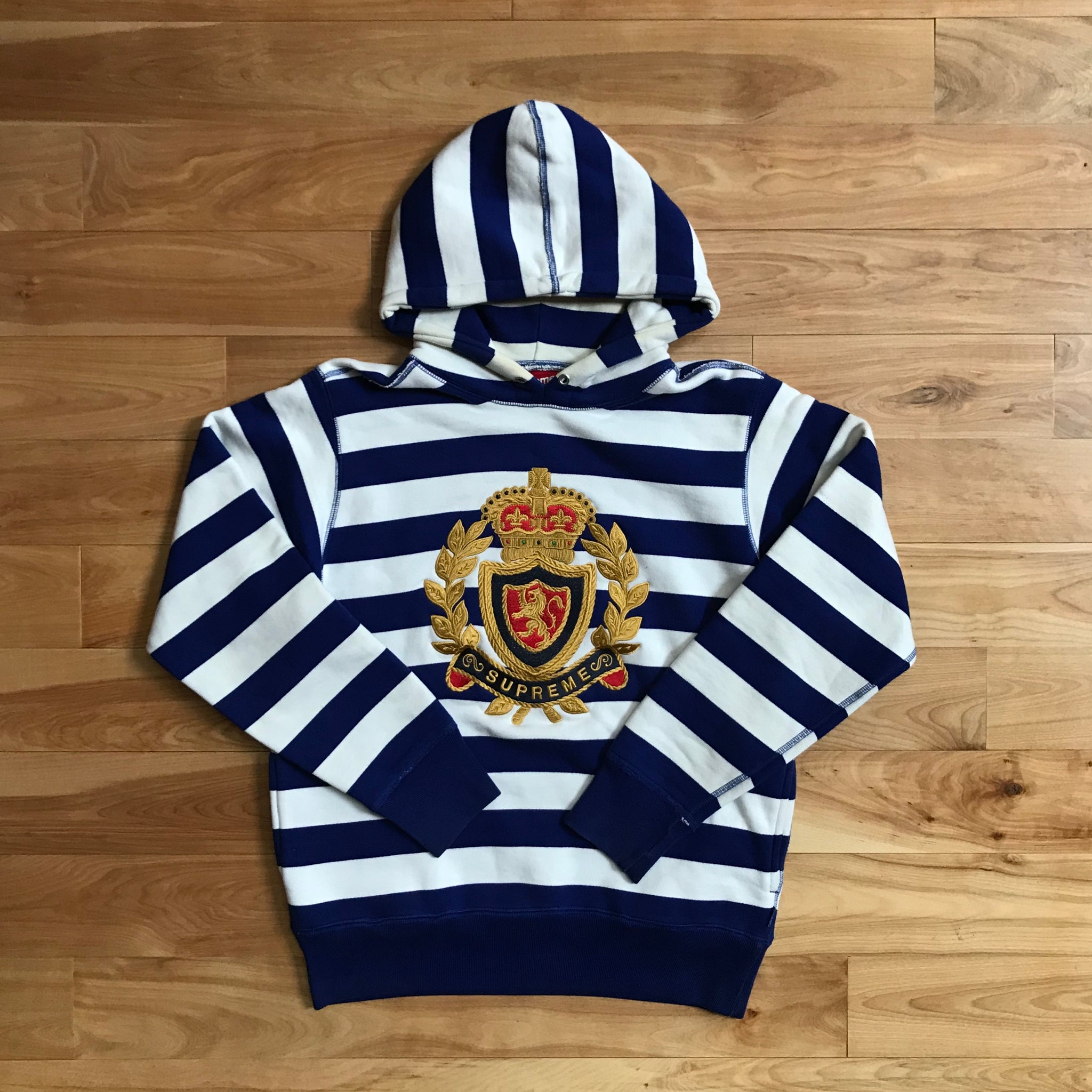 supreme crest hoodie