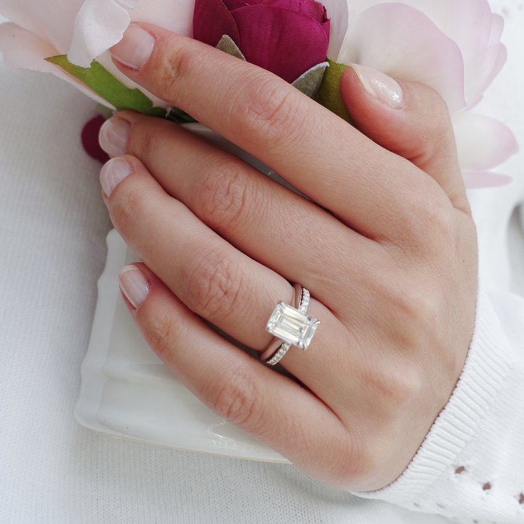 Featured image of post How to Make Emerald Cut Engagement Rings On Hand