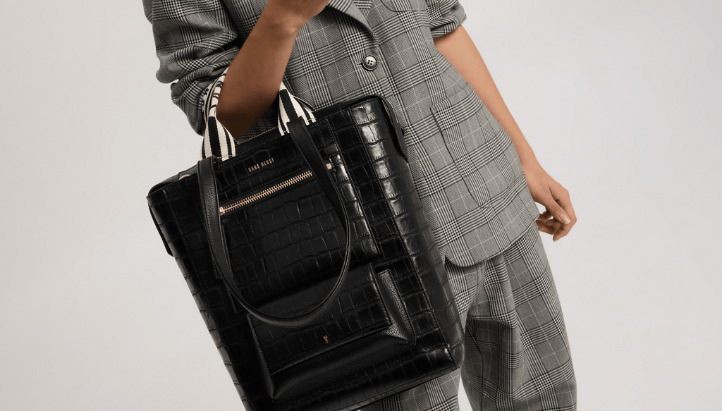 Cropped image of Eugenia carrying the Universo Tote in Noir Croco