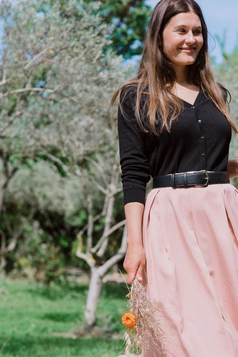 Cardigan et jupe midi Atelier Unes ou le combo idéal pour un look élégant été comme hiver à ne pas hésitez à souligner avec une ceinture en marc de raisin Rosie par Atelier Unes