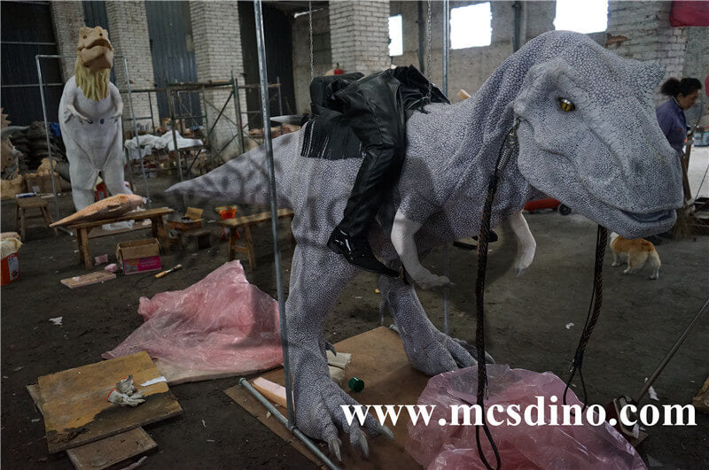 Disfraz de jinete de dinosaurio montando vaquero haciendo textura de piel de proceso