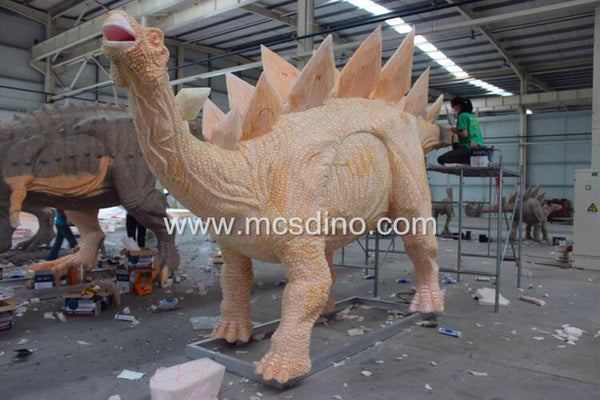 sculpture d'un dinosaure animatronique