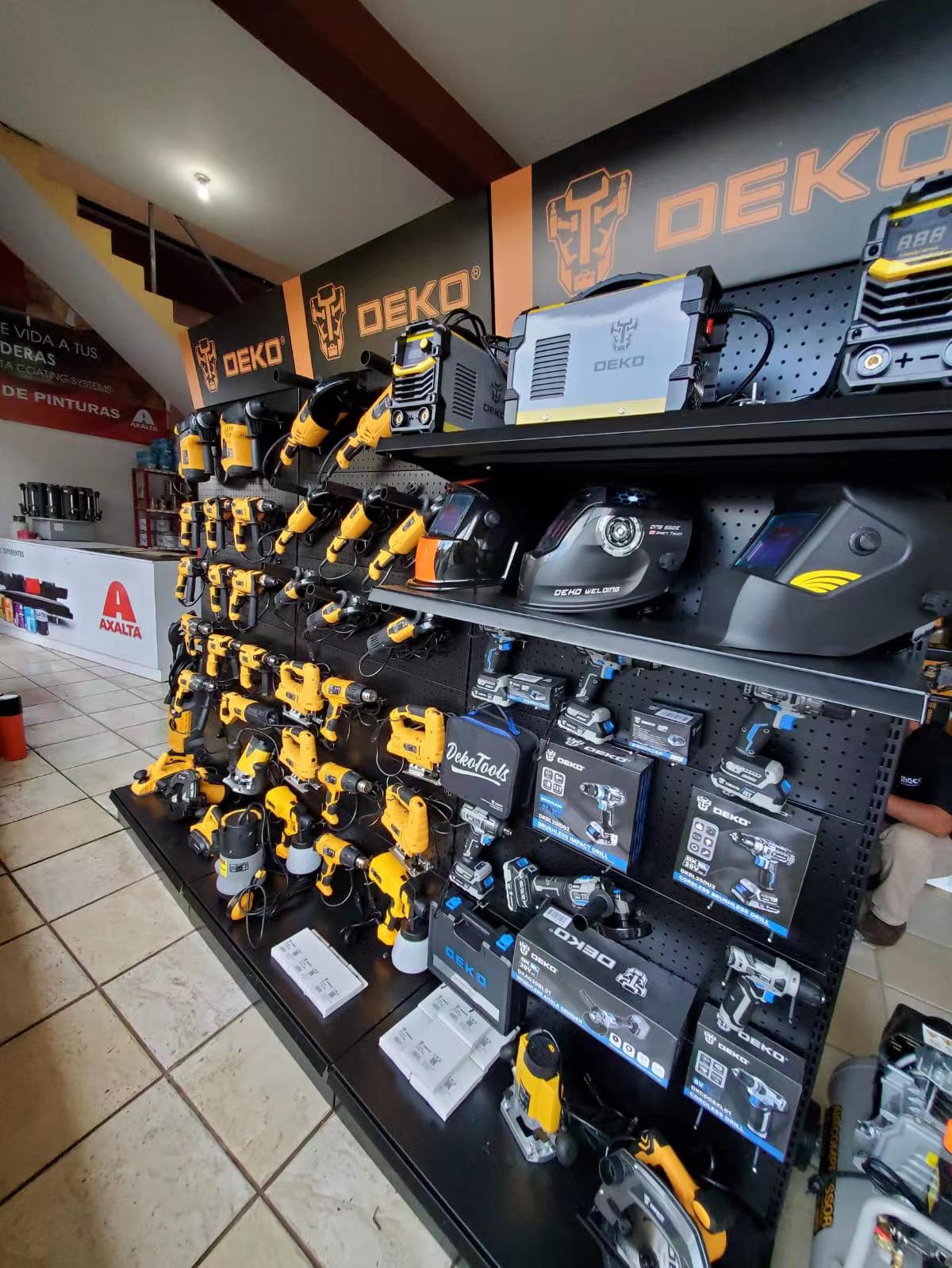 Personnel et présentoir du fournisseur d'outils électriques DEKO Tools distributeur exclusif