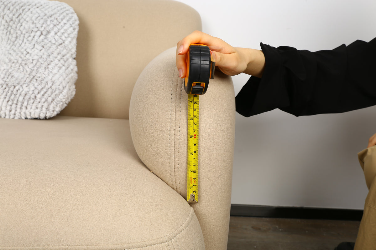Use DEKO measuring tap to measure the length of the armrest of the sofa