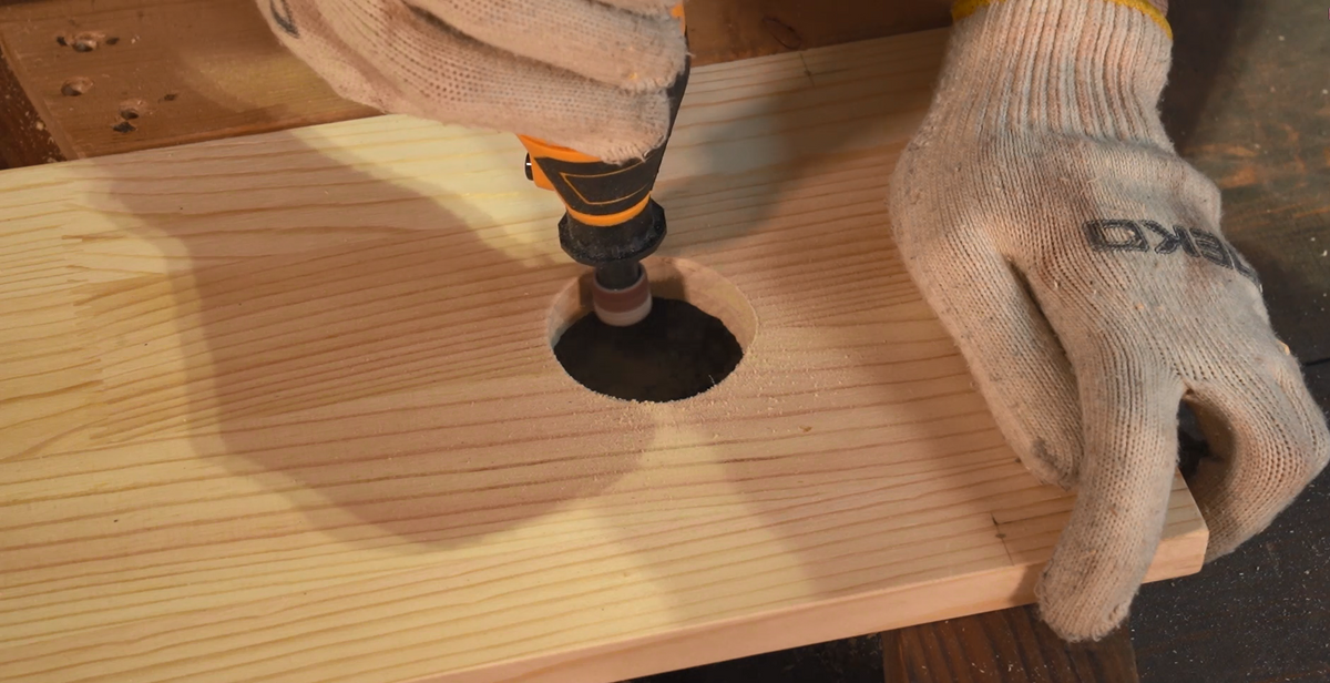 Use the mini grinder to sand the inside of the hole, getting rid of the splinters.