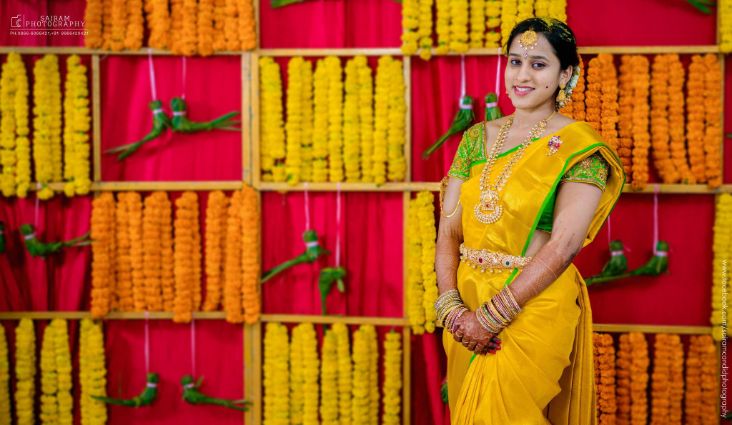 Buy Yellow Sarees for Women by Aldwych Online | Ajio.com