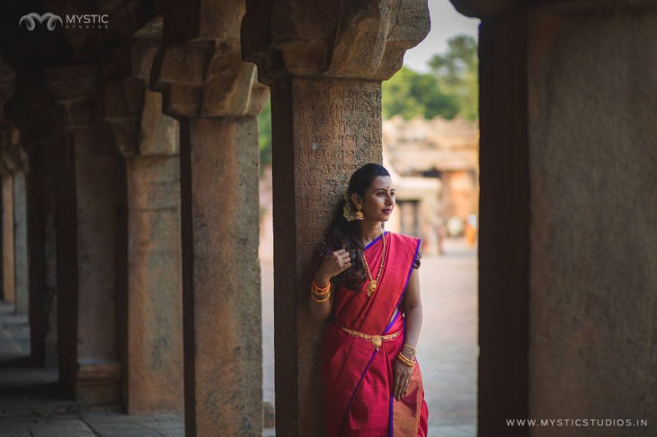 Temple pose Stock Photos, Royalty Free Temple pose Images | Depositphotos