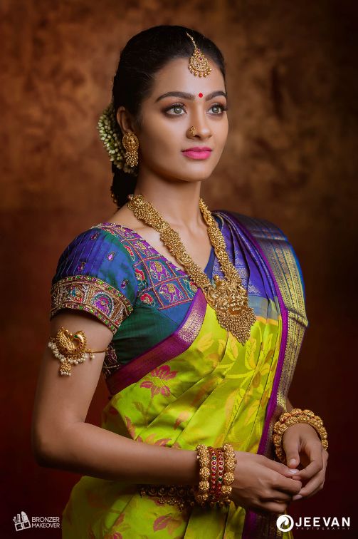 With mesmerising eyes and bold lips, Gayathrie is owning it all – Shopzters