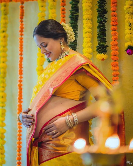 PICS: Pregnant Sameera Reddy goes traditional for her \'Godh Bharai\', wears  a kanchivaram silk saree for her baby shower!