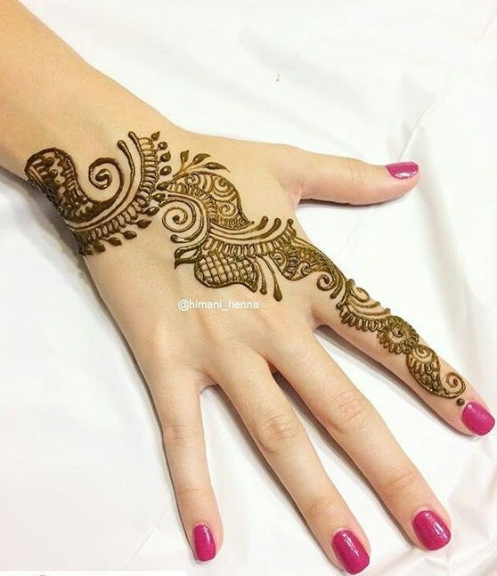 Karva Chauth 2019: Latest Mehndi Designs Images And Videos For Karwa Chauth  - Karva Chauth 2019: करवा चौथ पर इस तरह रचेगी बढ़‍िया मेहंदी, जानिए टिप्‍स