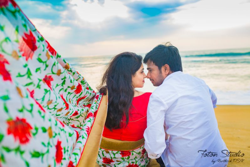 An Adorable Couple Shoot Beside The Waves – Shopzters