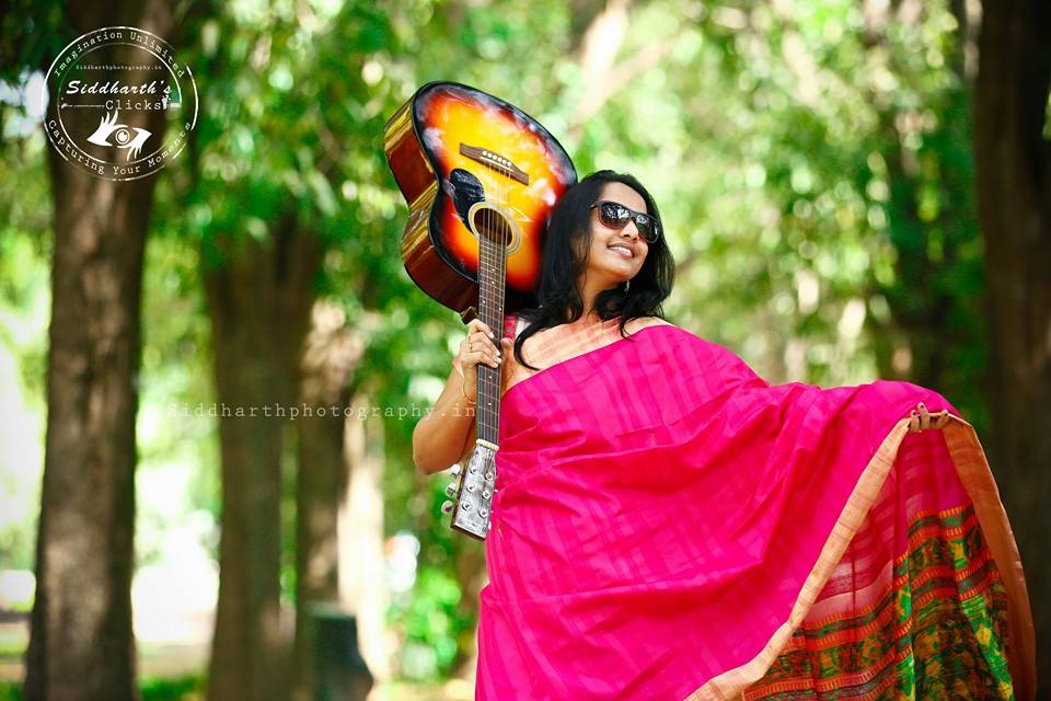 Pose with guitar ❤❤❤ My fvrt... - Classy Photography poses | Facebook
