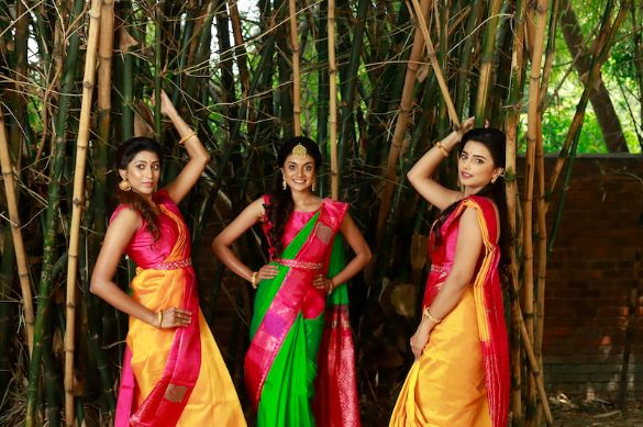 Pin by sayali on saree photoshoot ideas | Saree poses, Trendy dress  outfits, Saree models